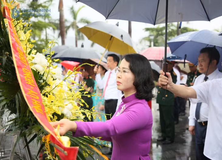 Đồng chí Trịnh Thị Minh Thanh, Phó Bí thư Thường trực Tỉnh ủy, Chủ tịch HĐND tỉnh chỉnh hoa tưởng nhớ Chủ tịch Hồ Chí Minh.