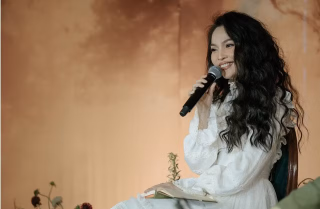 Hiền Thục ra mắt sách