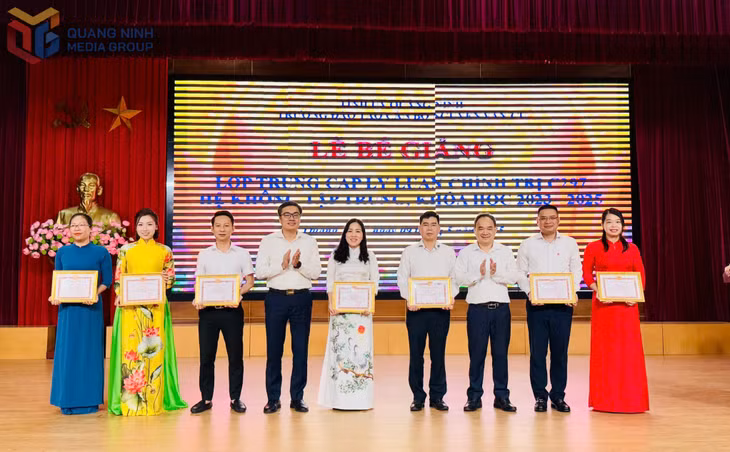 Lãnh đạo Ban Tổ chức Tỉnh ủy, trao Giấy khen của Trường Đào tạo Cán bộ Nguyễn Văn Cừ cho các học viên đạt thành tích cao trong học tập và rèn luyện.