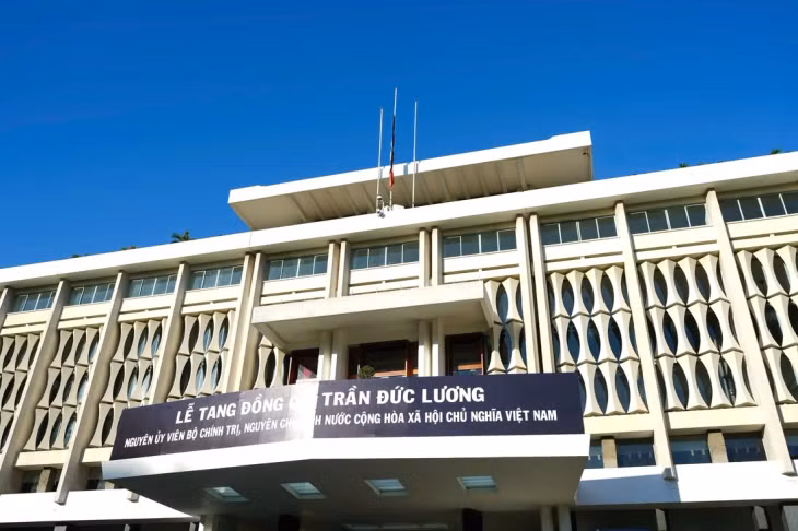 Cờ rủ được treo tại Hội trường Thống nhất, TP.HCM - Ảnh: HỮU HẠNH