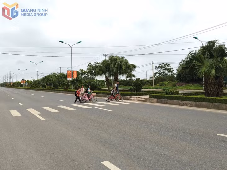 Người dân sang đường tại giải phân cách Km1 + 950 ( trục đường giao thông đi KCN cảng biển Hải Hà.