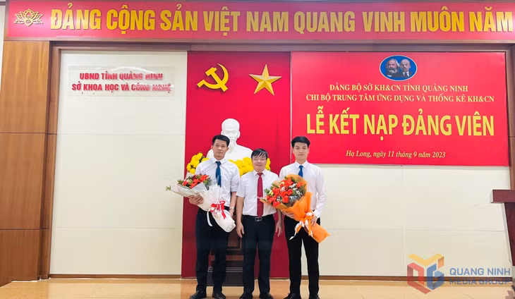 Lễ kết nạp Đảng viên mới của Chi bộ Trung tâm ứng dụng và thống kê KHCN, năm 2023.