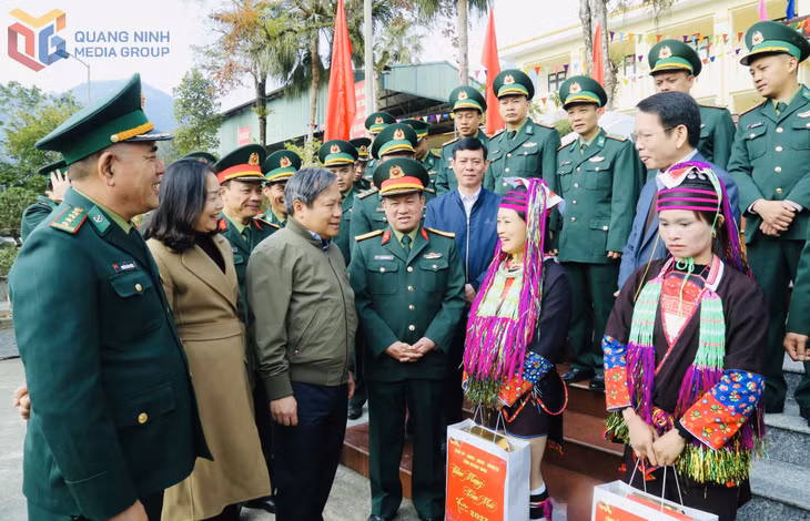 Bí thư Tỉnh ủy Vũ Đại Thắng thăm hỏi, trò chuyện với nhân dân huyện Hải Hà (tháng 1/2025).&nbsp;Ảnh: Thu Chung