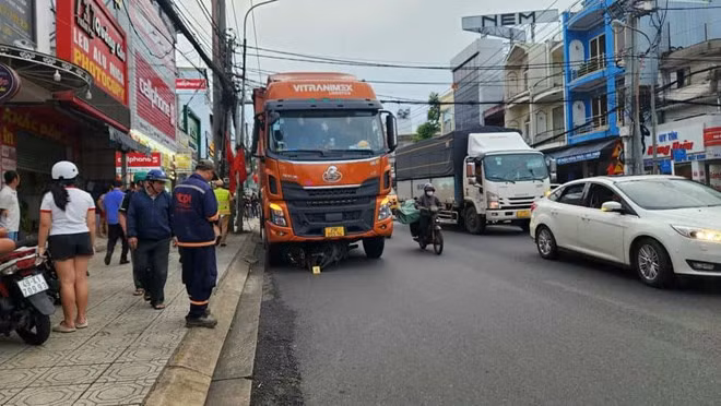 Hiện trường vụ tai nạn xe tải trôi tông người đàn ông tử vong. Ảnh: Lam Hồng