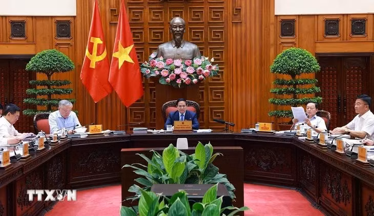 Thủ tướng Phạm Minh Chính chủ trì cuộc họp với các bộ, ngành để chuẩn bị đàm phán thương mại với Hoa Kỳ. (Ảnh: Dương Giang/TTXVN)