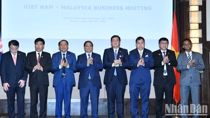 Thủ tướng Phạm Minh Chính với các đại biểu tham dự Chương trình Gặp gỡ doanh nghiệp Việt Nam-Malaysia. (Ảnh: THANH GIANG)