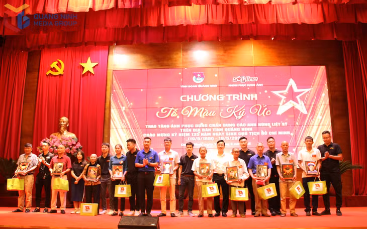 Đại diện lãnh đạo Tỉnh Đoàn và nhóm Skyline trao tặng di ảnh được phục dựng cho thân nhân, gia đình các Anh hùng liệt sỹ của tỉnh Quảng Ninh.