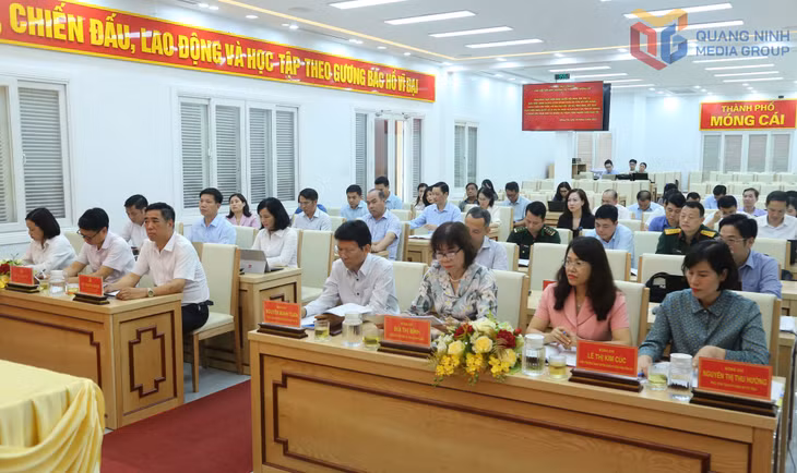 Các đại biểu tham dự buổi làm việc.