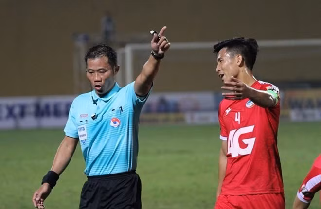 Trọng tài Trần Đình Thịnh bắt chính trận Hoàng Anh Gia Lai - Đà Nẵng. Ảnh: VPF