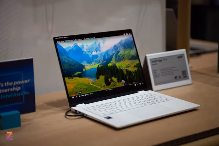 Acer là thương hiệu đầu tiên tìm ra giải pháp cho vấn đề này với model Swift Edge 14 AI. Sản phẩm dùng linh kiện kính bảo vệ từ Corning, thương hiệu nổi tiếng, xuất hiện trên các dòng điện thoại flagship với thương hiệu Gorilla Glass.