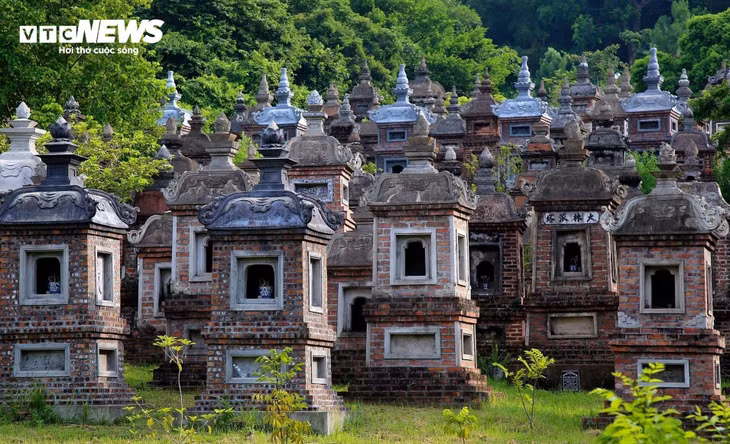 Đại đức Thích Tục Vinh, Trụ trì chùa Bổ Đà cho biết, vườn tháp chùa Bổ Đà được xây dựng trong khoảng 300 năm từ khi sư tổ có tên tục là Phạm Kim Hưng viên tịch. Vườn tháp chùa Bổ Đà không chỉ là nơi an táng tăng ni của chùa hay thuộc phái Lâm Tế, mà còn dành cho những người từng tu học tại đây rồi đi trụ trì nơi khác, hoặc là hậu duệ của phái Lâm Tế. Khi tuổi cao, không có đệ tử kế thừa, họ có thể trở về chốn Tổ, xin phép các hòa thượng để được an táng trong khu vườn tháp và đều được chấp thuận.