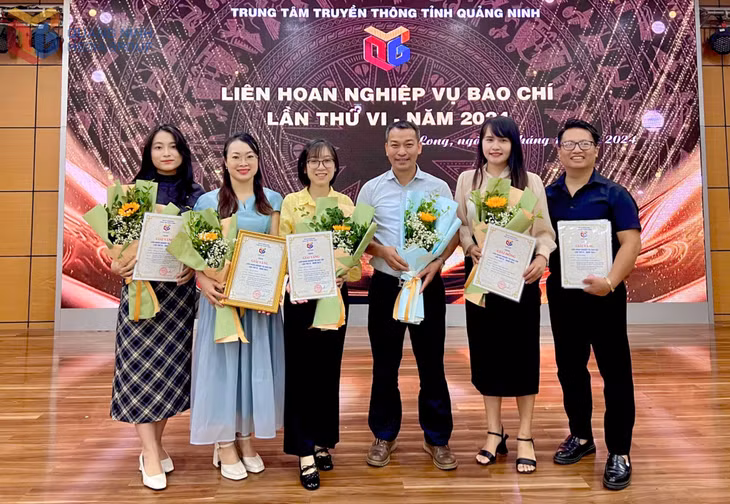 CTV Quỳnh Trang (thứ 2, từ trái sang) đoạt giải tại Liên hoan Nghiệp vụ báo chí lần thứ VI - năm 2024.
