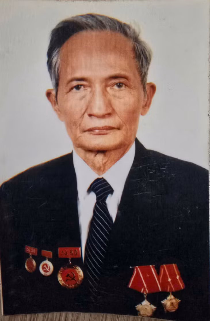 Di ảnh nhà báo Hồ Phong.