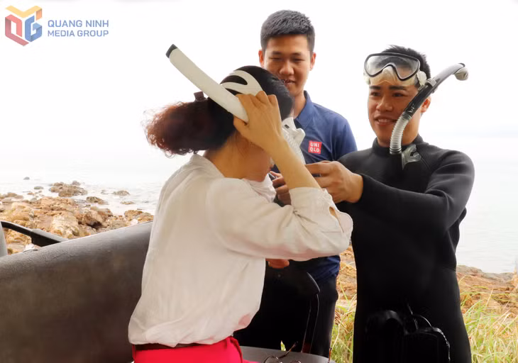 Anh Phạm Văn Đức hướng dẫn du khách trước khi bước vào tour lặn biển ở Thanh Lân.