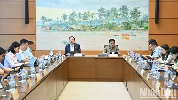 Quang cảnh phiên thảo luận tổ. (Ảnh: THỦY NGUYÊN)