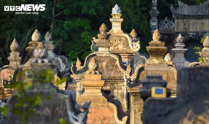 Ngọn tháp của các sư tăng thường được nhận biết qua biểu tượng bình cam lộ trên đỉnh. Phía sau là khu tháp của các sư ni, với đặc trưng là đỉnh tháp mang hình búp sen.