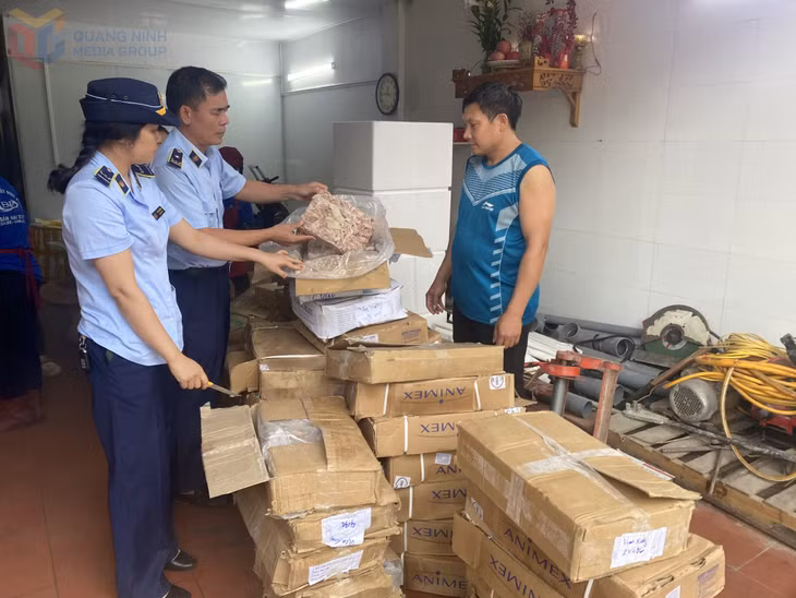 Đội QLTT số 1, Chi Cục QLTT tỉnh phát hiện hơn 2 tấn thực phẩm không rõ nguồn gốc, xuất xứ tại TP Cẩm Phả.