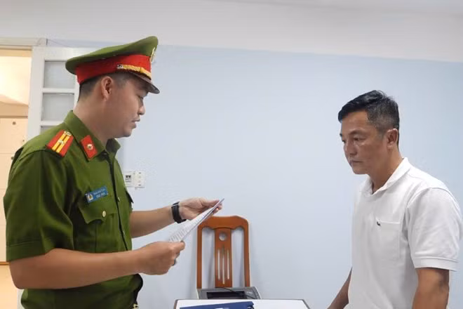 Cơ quan Cảnh sát điều tra Công an thành phố Đà Nẵng tống đạt các quyết định đối với Phạm Chiến Thắng. Ảnh: Công an cung cấp
