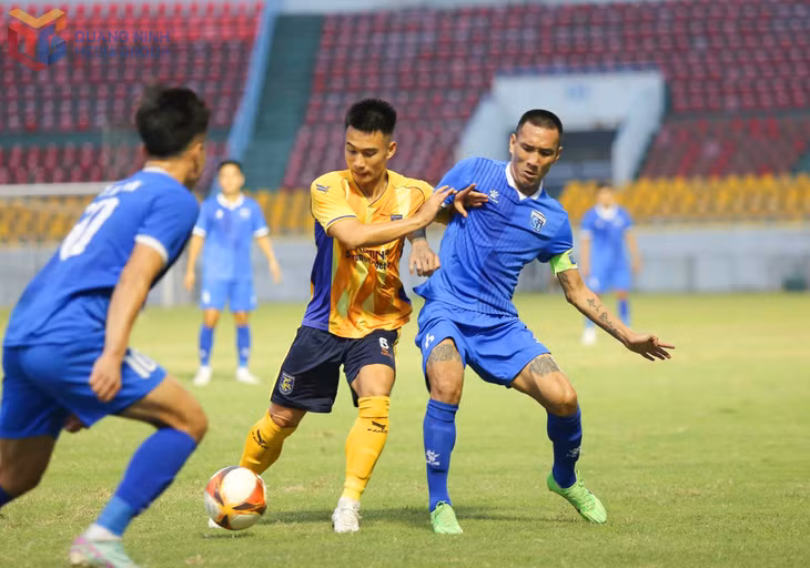 Văn Hiếu (áo xanh, bên phải) và các đồng đội có trận đấu thành công.