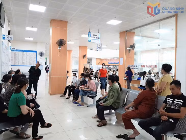 Người dân chờ đăng ký khám bệnh tại Trung tâm Y tế huyện Hải Hà