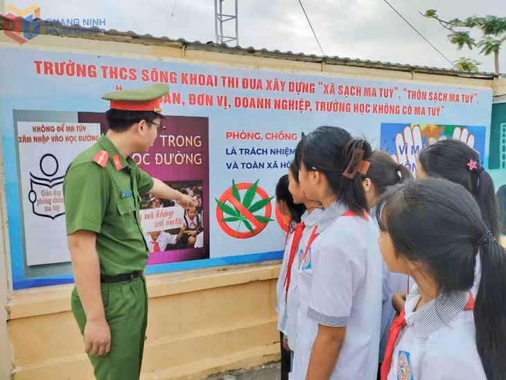 Công an xã Sông Khoai tuyên truyền phòng chống ma túy tới học sinh trên địa bàn. Ảnh: Văn Lịch (CTV)