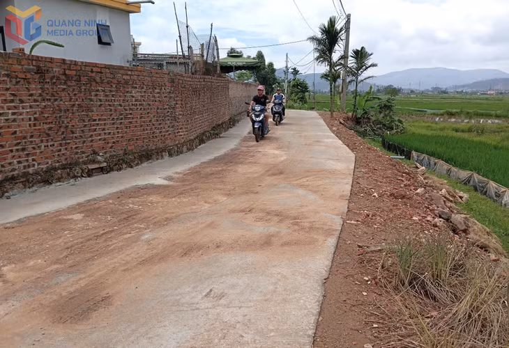 Nhân dân đi lại thuận tiện trên tuyến đường ngõ 2, khu Hợp Thành, phường Cộng Hoà, TX Quảng Yên đã được nâng cấp sửa chữa. (Ảnh chụp tháng 4/2025)