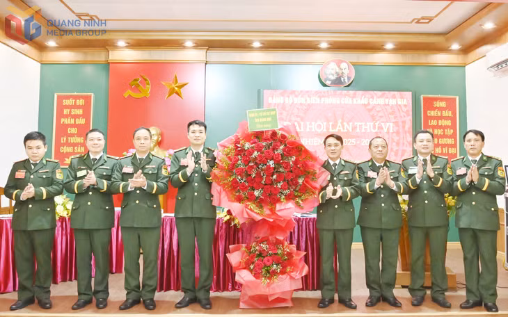 Đại tá Vũ Văn Hưng, Bí thư Đảng ủy, Chính ủy BĐBP tỉnh tặng hoa chúc mừng Đại hội.