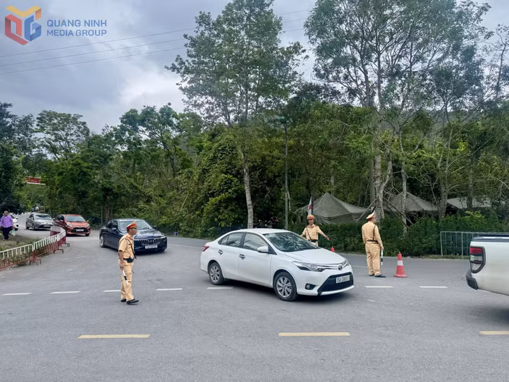 Lực lượng công an giao thông có mặt điều tiết, phân luồng tại các tuyến đường đảm bảo giao thông đi lại cho người dân, phật tử.