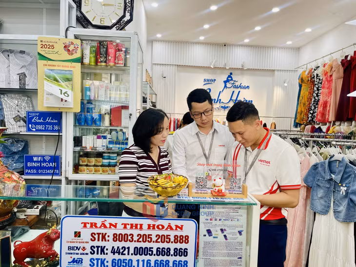 Nhân viên Viettel Quảng Ninh hướng dẫn các hộ kinh doanh trên địa bàn TP Đông Triều cài đặt, sử dụng hóa đơn khởi tạo từ máy tính tiền.