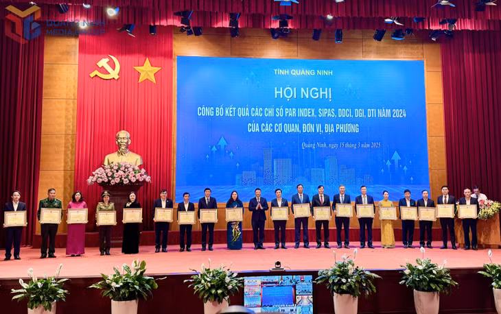 Lãnh đạo UBND tỉnh trao bằng khen của UBND tỉnh cho tập thể, cá nhân tại buổi công bố kết quả các chỉ số Par Index, Sipas, DDCI, DGI, DTI năm 2024. Ảnh: Mạnh Trường