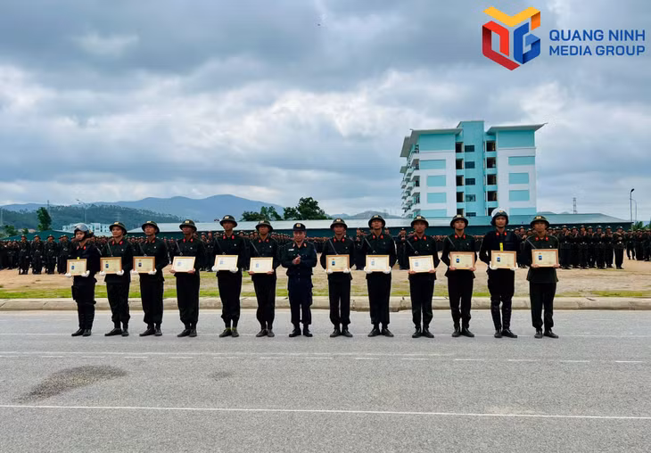 Đại tá Phan Công Côn, Trung đoàn trưởng Trung đoàn CSCĐ Đông Bắc trao chứng nhận cho các chiến sỹ mới.