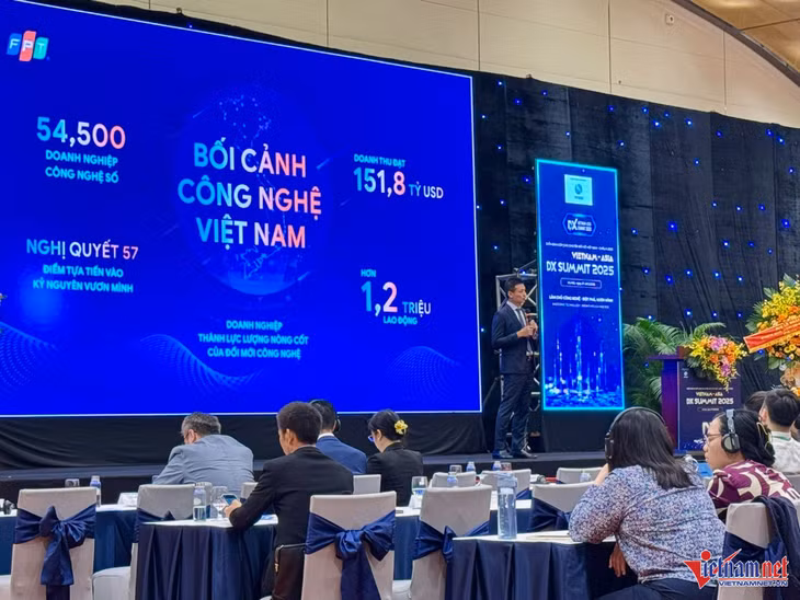 Ông Vũ Anh Tú, Giám đốc Công nghệ Tập đoàn FPT, chia sẻ về tự chủ công nghệ AI và đào tạo nguồn nhân lực AI. Ảnh: Du Lam