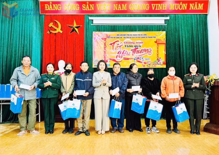 Hội Phụ nữ Bộ CHQS tỉnh phối hợp tặng quà cho người dân người dân vùng sâu, vùng xa, trẻ em, gia đình quân nhân dịp Tết Nguyên đán 2025.