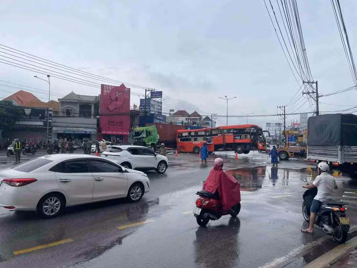 Tai nạn xe khách và container tại ngã tư Sở Sao. Ảnh: Đình Trọng