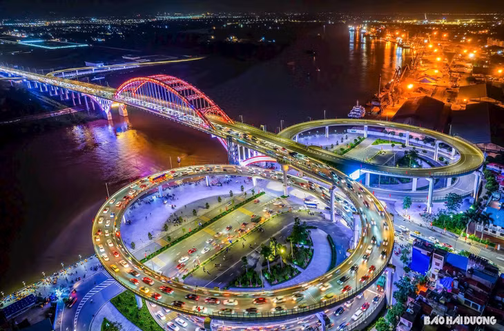 Cầu Hoàng Văn Thụ bắc qua sông Cấm, nối liền hai quận Hồng Bàng và Ngô Quyền với TP Thủy Nguyên. Trong ảnh: Cầu Hoàng Văn Thụ về đêm