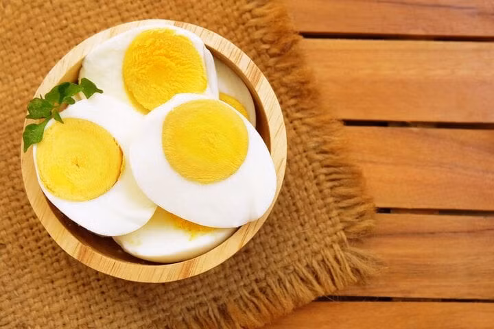 Khi luộc trứng với chanh không nên cho quá nhiều chanh vì có thể làm nước có mùi chua gắt. (Ảnh: Kitchen)