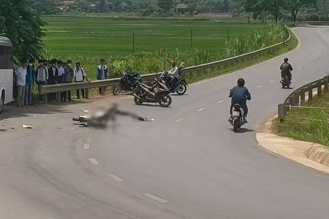 Hiện trường vụ tai nạn trên Quốc lộ 12B khiến nam sinh lớp 12 tử vong. Ảnh: Người dân cung cấp