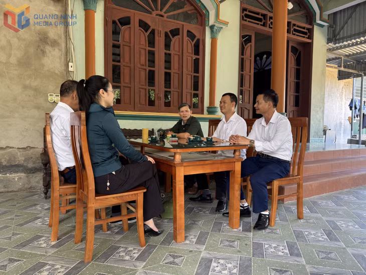 Ủy ban MTTQ TP Uông Bí vận động nhân dân khu 5 (phường Bắc Sơn) chung tay làm nhà ở cho hộ khó khăn trên địa bàn.