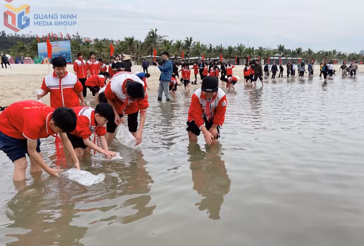 Nhân dân và học sinh trên địa bàn phường Tuần Châu (TP Hạ Long) thả giống thủy sản (ngày 1/4/2025).