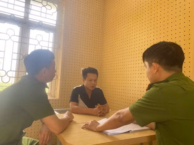 Công an làm việc với La Văn Tuấn. Ảnh: Công an cung cấp