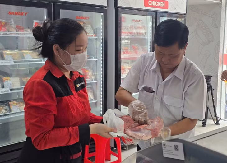 Lực lượng chức năng kiểm tra sản phẩm từ thịt tại cửa hàng CP F.S tại thị trấn Mỹ Xuyên (huyện Mỹ Xuyên, tỉnh Sóc Trăng) chiều ngày 30/5. Ảnh: Phương Anh
