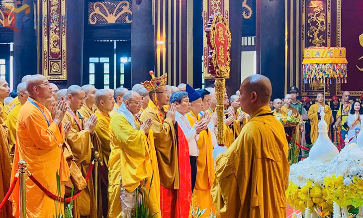 Các đại biểu tham dự lễ cung nghinh xá lợi Đức Phật trong Cung Trúc Lâm Yên Tử.