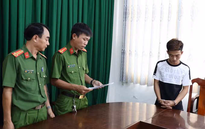 Nguyễn Thanh Sil tại cơ quan điều tra. Ảnh: Tiến Tầm