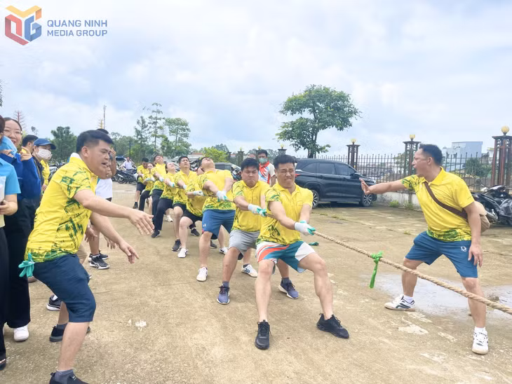 Hào hứng, nhiệt tình và thi đấu hết mình với môn thi kéo co giữa các đội đến từ các công đoàn cơ sở trong toàn huyện.