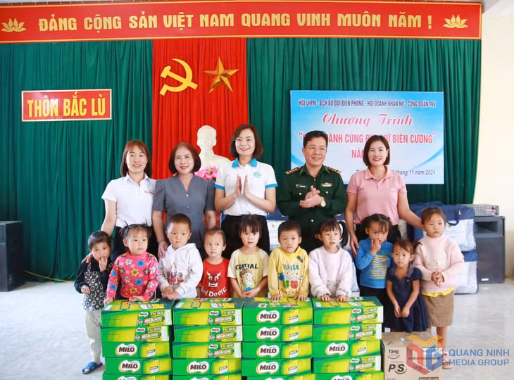 Hội LHPN tỉnh và Bộ Chỉ huy BĐBP tỉnh tặng sữa dinh dưỡng cho học sinh trường Mầm non Hà Lâu (huyện Tiên Yên). Ảnh: Nguyễn Hoa