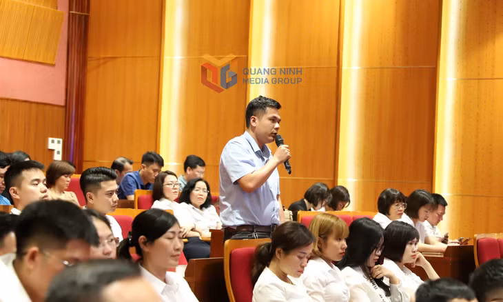 Đại diện công nhân Chi nhánh Công ty TNHH Sao Vàng, nêu ý kiến tại hội nghị.