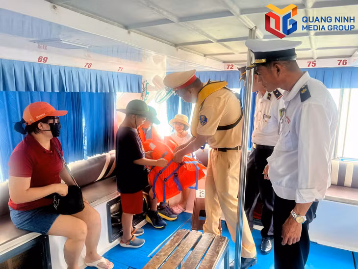 Lực lượng chức năng kiểm tra các phương tiện cứu sinh, cứu đắm trên tàu và hướng dẫn hành khách mặc áo phao đúng cách.