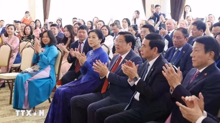 Bà Ngô Phương Ly, Phu nhân Tổng Bí thư Tô Lâm và các đại biểu tham dự buổi gặp gỡ. (Ảnh: TTXVN)