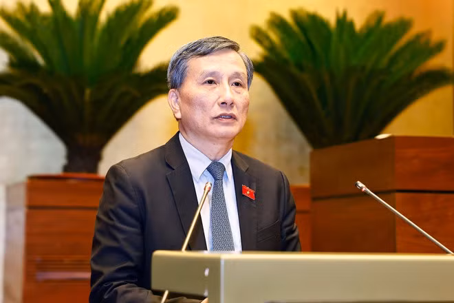 Chủ nhiệm Ủy ban Khoa học, Công nghệ và Môi trường của Quốc hội Lê Quang Huy trình bày Báo cáo thẩm tra dự án Luật Năng lượng nguyên tử (sửa đổi). (Ảnh: TTXVN)