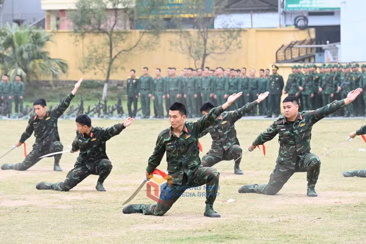 Đại đội trinh sát tập luyện võ thuật biểu diễn tại lễ ra quân huấn luyện.